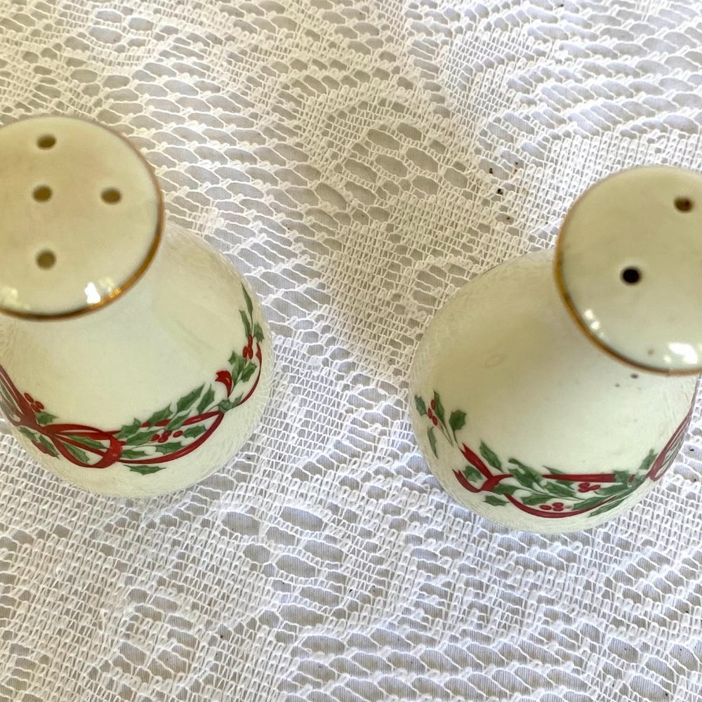 CENTURION Ribbon Holly Salt & Pepper Set - Holly & Red Ribbon Rim, Gold Trim - Picture 3 of 3
